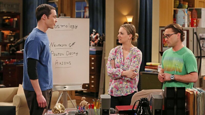 L-R: Sheldon Cooper (Jim Parsons), Penny (Kaley Cuoco), Leonard Hofstadter (Johnny Galecki) – Bild: MAX Hungary