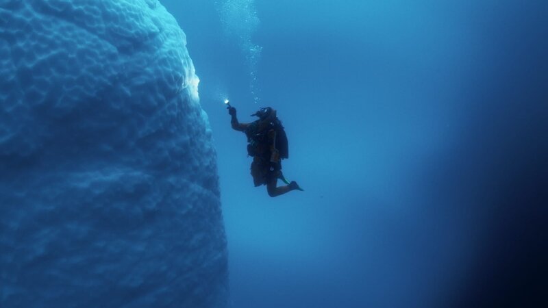 90 Prozent des gigantischen A23a sind unter Wasser verborgen. Ein Expeditionsteam untersucht die Auswirkungen von Strömungen und Stürmen auf den Eisberg. – Bild: Saint Thomas Productions
