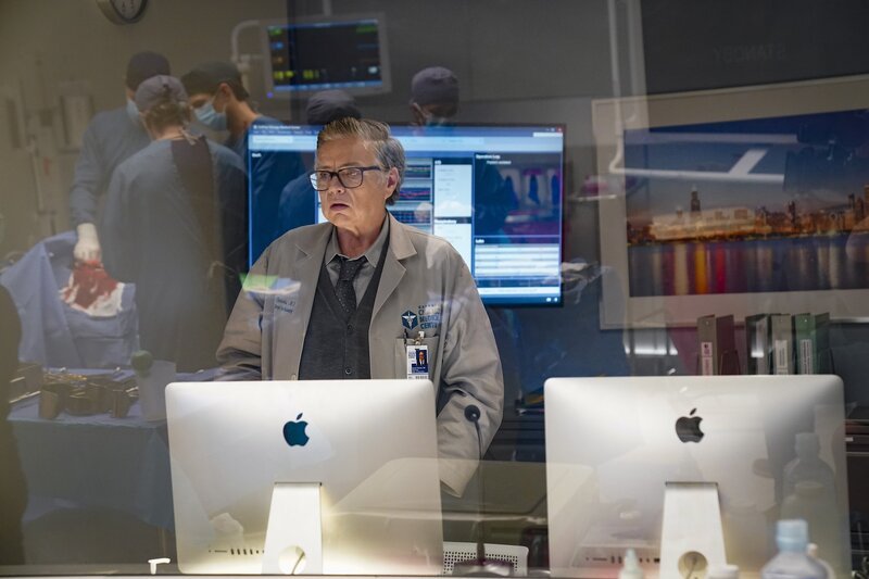 CHICAGO MED -- „No Love Lost“ Episode 1009 -- Pictured: Oliver Platt as Dr. Daniel Charles – Bild: NBC /​ Elizabeth Sisson/​NBC /​ Episodic /​ NBCUniversal Media, LLC.
