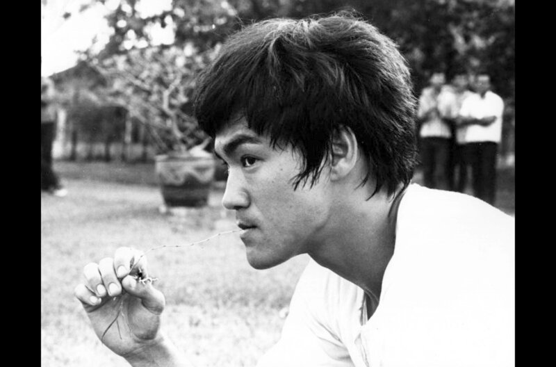 Lange Zeit von Hollywood verschmäht, stieg der Schauspieler und Martial-Arts-Spezialist Bruce Lee mit „Der Mann mit der Todeskralle“ (1973) in das Pantheon der Rebellen auf und inspirierte zahlreiche Klassiker von „Matrix“ (1999) bis „Kill Bill“ (2003). – Bild: Bruce Lee Enterprises