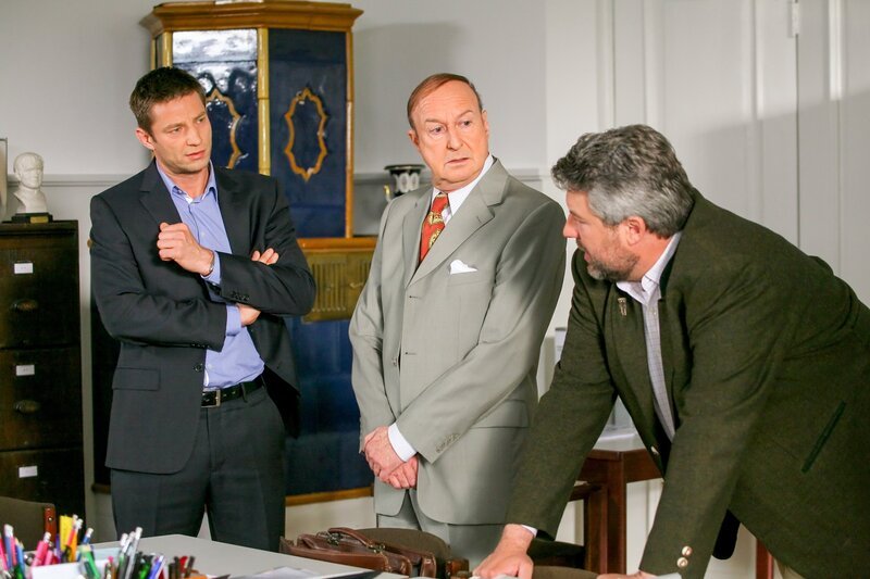 Die Rosenheim-Cops (Igor Jeftic, l.; Dieter Fischer, r.) ermitteln. Hat Lehrer Stegner (Christian Schneller, m.) seinen Kollegen aus Rache getötet? – Bild: ORF 2