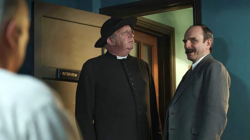 Father Brown (Mark Williams, l.) und Inspector Mallory (Jack Deam, r.) – Bild: BBC Studios