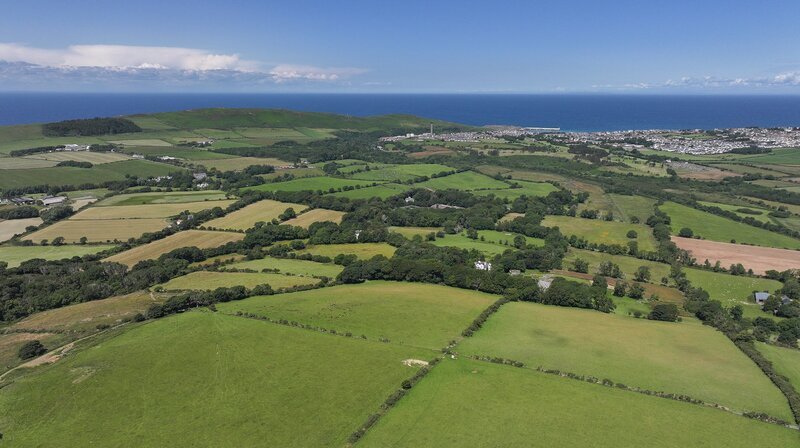 Ein bisschen englische Midlands, ein bisschen irische Glens, ein bisschen schottisches Bergland und ein bisschen walisische Hügel – die Isle of Man wirkt manchmal wie eine Best-of-Zusammenstellung der Landschaft auf den britischen Inseln. – Bild: NDR