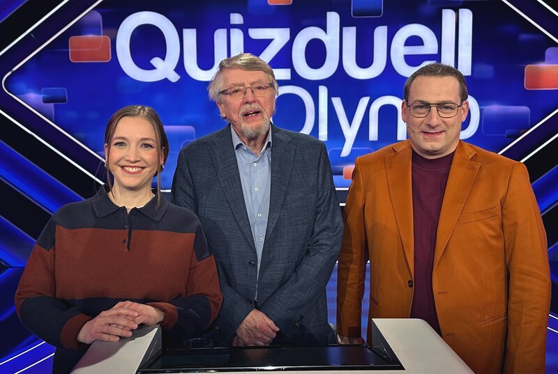 Quizduell-Olymp: Marie-Louise Finck (l.), Prof. Eckhard Freise (M.) und Manuel Hobiger (r.) – Bild: ARD/​ITV Studios