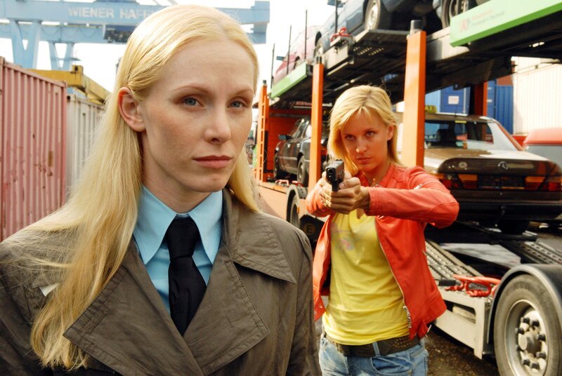 (v.li.): Susanne Wuest (Elena Jurtschitsch), Lilian Klebow (Penny Lanz). – Bild: ORF/​Satel/​Hubert Mican