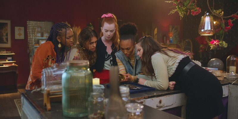 Cece (Hailey Romain) wird von ihren Freundinnen Lola (Gomolemo Kitso Tsagae), Simone (Margherita Barbieri), Mia (Abigail O’Regan) und Amy (Imogen Mackie Walker) darüber informiert, dass Jade sie mit Hilfe eines magischen Taschenspiegels heimlich beobachtet. Cece ist entsetzt. Gemeinsam fassen die Freundinnen einen Plan. – Bild: 2024 Cottonwood Media – ZDF