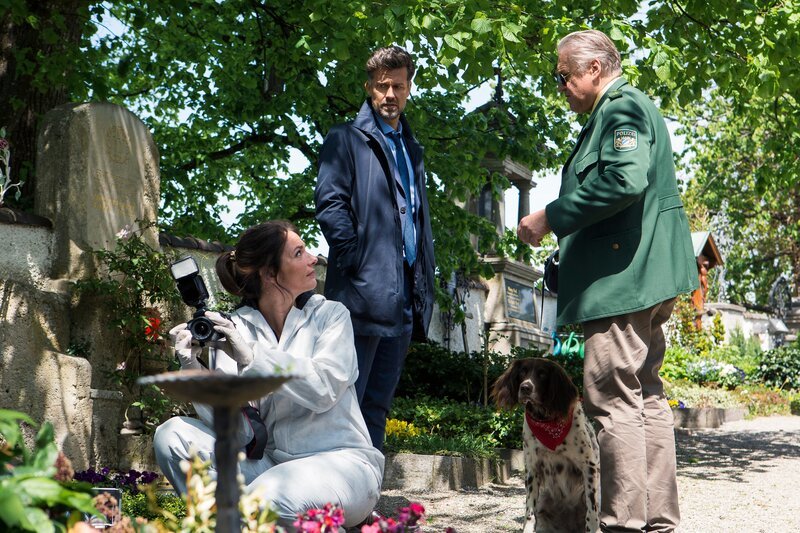 Der Besitzer von Hund Amarillo Dr. Daniel Schilling (Wayne Carpendale, m.) kommt auf den Friedhof, um seinen Hund abzuholen. Dr. Caroline Fuchs (Susu Padotzke, l.) und Girwidz (Michael Brandner, r.) versuchen über den Hundebesitzer mehr über den Fall zu erfahren. – Bild: Leonine /​ Kai Neunert