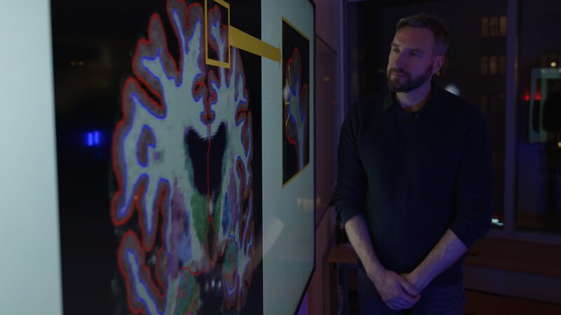 Dieses Bild zeigt einen Mediziner oder Forscher, der komplexe Daten aus der Neurobildgebung auswertet. – Bild: Curiosity TV