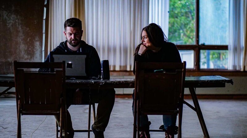 Katrina Weidman looks on as Jack Osbourne prepares to reveal evidence inside Hill View Manor, New Castle, PA – Bild: Discovery, Inc.