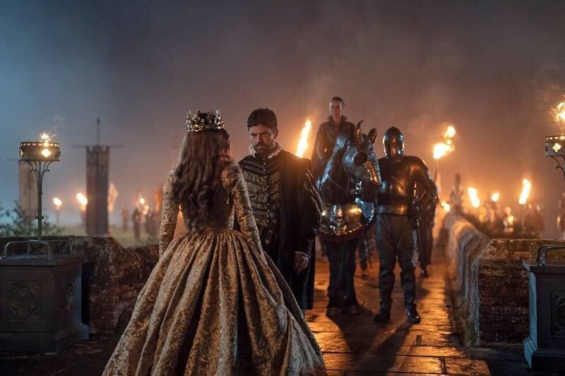 Emily Bader as Lady Jane Grey (back), Dominic Cooper as Lord Seymour (front), Kate O’Flynn as Princess Mary (on horse) – Bild: Jonathan Prime /​ Prime Video /​ Amazon Content Services LLC