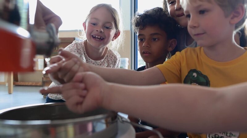 Die Kinder probieren den Honig. – Bild: WDR/​Die Sendung mit dem Elefanten