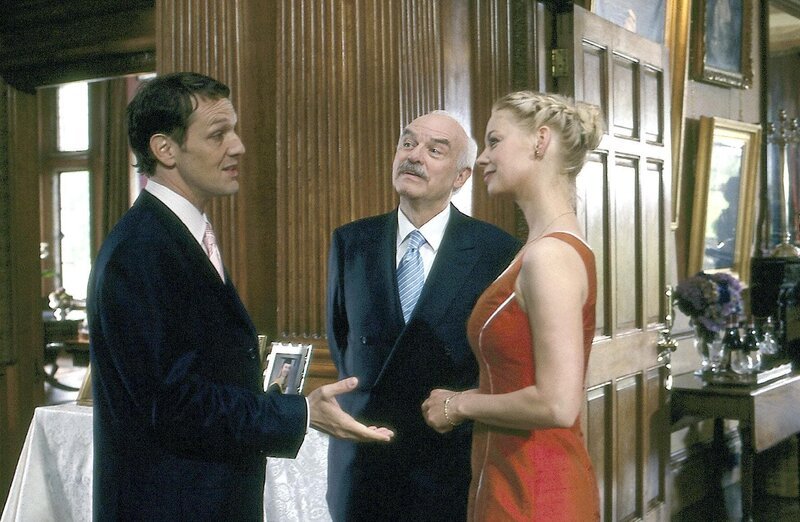 Robert (Max Gertsch) erzählt Edward (Charles Brauer) und Diana (Christina Beyerhaus) von seinem letzten Segelturn. – Bild: ORF/​Jon Ailes