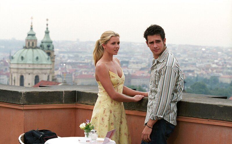 Scott (Scott Mechlowicz, r.) hielt Mieke (Jessica Böhrs, l.), seine Briefbekanntschaft aus Berlin, immer für einen Kerl. Nachdem er „ihn“ schwer beleidigte, wird ihm klar, dass Mieke die Frau seiner Träume ist. Dumm nur, dass sie jetzt auf keine Email mehr antworten will. Also macht sich Scott kurzerhand mit seinen Freunden auf nach Europa … – Bild: CH Media