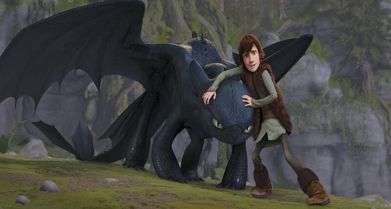 Selbstlos verteidigt der sonst so feige Wikingerhäuptlingssohn Hicks den Drachen Ohnezahn vor Angriffen durch seine Landsleute: Die haben nämlich die falsche Vorstellung, Drachen wären hinterhältige Bestien. – Bild: ORF Selbstlos verteidigt der sonst so feige Wikingerhäuptlingssohn Hicks den Drachen Ohnezahn vor Angriffen durch seine Landsleute: Die haben nämlich die falsche Vorstellung, Drachen wären hinterhältige Bestien. – Bild: ORF
