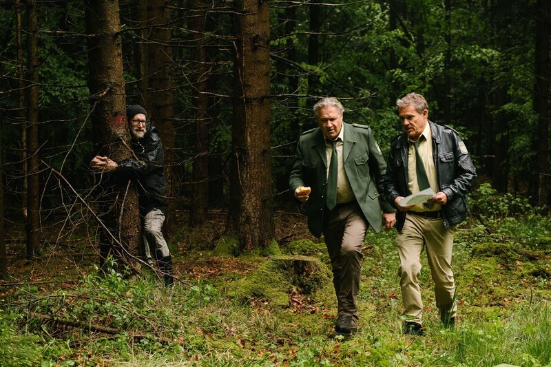 Umweltaktivisten (Thorsten Thane, l.) besetzen den Wald des Barons Georg von Waldsee, um ihn vor der Rodung zu bewahren. Hubert (Christian Tramitz, r.) und Girwidz (Michael Brandner, M.) müssen sich mit den Umweltaktivisten auseinandersetzen. – Bild: Leonie/​Emanuel A. Klempa/​Emanuel Aurel Klempa