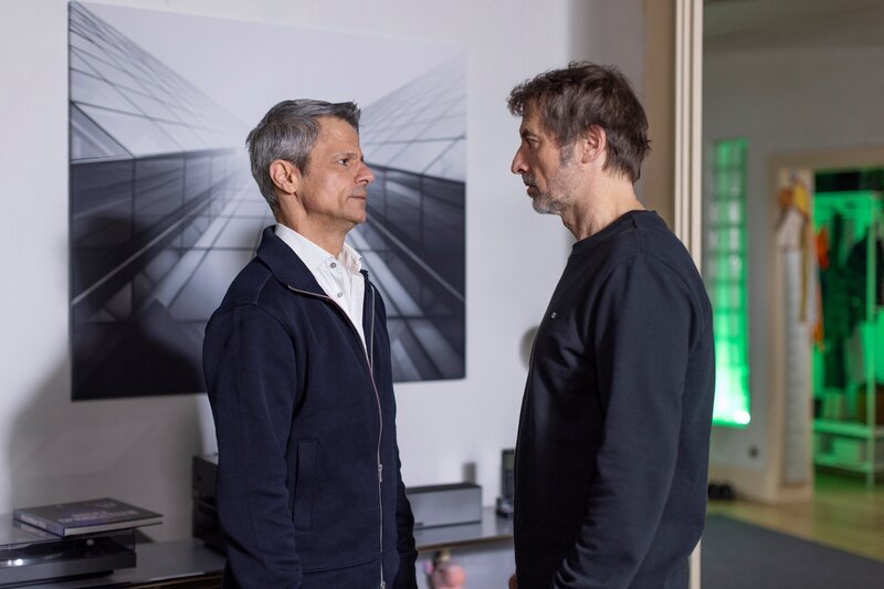 Benedikt (Jens Hajek, l.) gesteht dem vollkommen verzweifelten Jori (Guido Broscheit) endlich seine Schuld. – Bild: @RTL