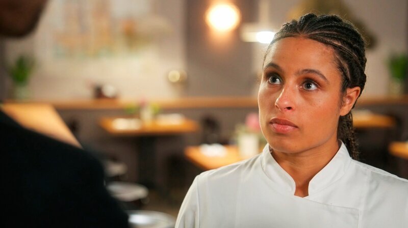 Ellie (kim Biebow) steht vor einer Bewährungsprobe: Sie hat eigenmächtig das Lunch-Buffet in Steaks á la Minute umgewandelt. Als es zu Verzögerungen kommt, droht der Lunch im Desaster zu enden. – Bild: NDR