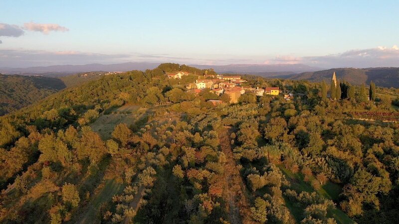 Flug über die ehemals illyrischen Provinzen in der Nähe von Koper. – Bild: ORF/​Clever Contents