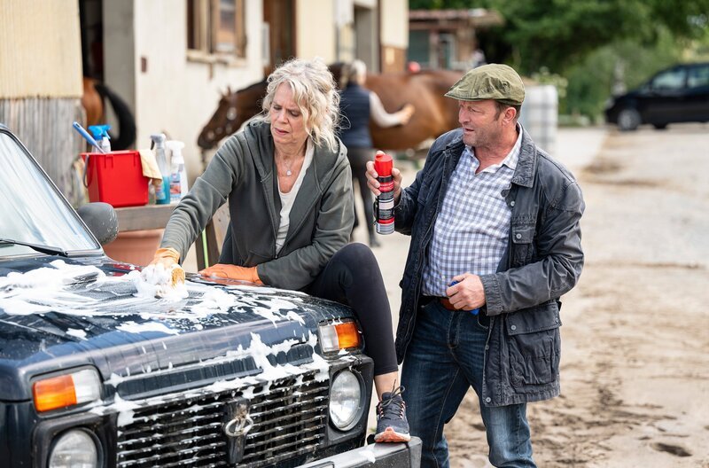 Nach einer verlorenen Wette mit Bernd (Martin Wangler) muss Kati (Christiane Bachschmidt) dessen total verdreckten Wagen putzen. – Bild: SWR/​Patricia Neligan