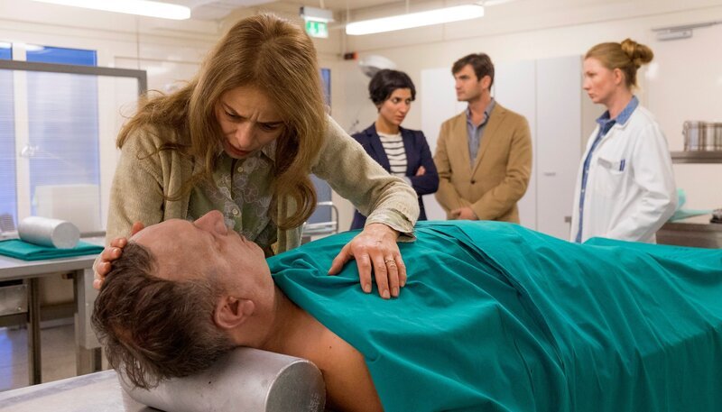 Tereza Remić (Alma Prica) trauert um ihren ermordeten Mann Ante (Nenad Srdelić). Die Kommissarin Branka (Neda Rahmanian, Mitte), ihr Kollege Emil (Lenn Kudrjawizki) und Gerichtsmedizinerin Vera (Katja Studt, re.) versuchen den Mordfall gemeinsam zu klären. – Bild: ARD Degeto/​Erika Hauri