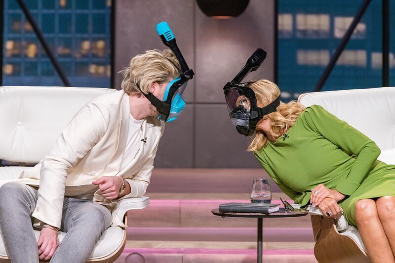 Die „Löwen“ Dagmar Wöhrl und Tillman Schulz unterziehen die Ganz-Gesicht-Schnorchelmaske von KHROOM direkt dem Praxistest. – Bild: RTL /​ Bernd-Michael Maurer