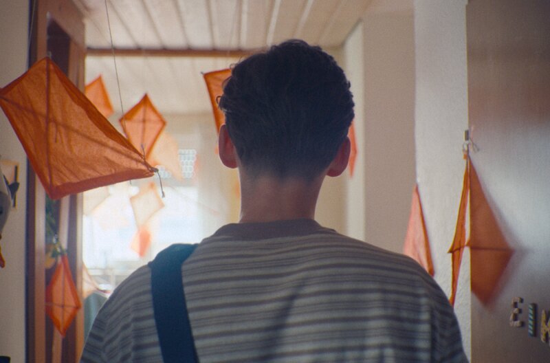 Zuhause angekommen wird Tjarg (Nico Marischka) von Eiks Papierdrachenmeer überrascht. Doch er hat es satt, dass die Trauer seines Bruders alles vereinnahmt. – Bild: SWR/​Laura Köhler
