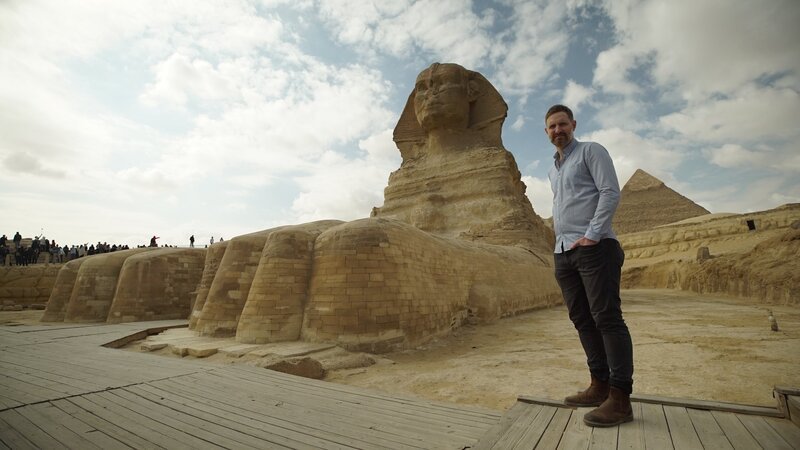 Gizeh, Ägypten – Archäologe Chris Naunton auf dem Gizeh-Plateau. – Bild: Windfall Films/​Ben Holgate