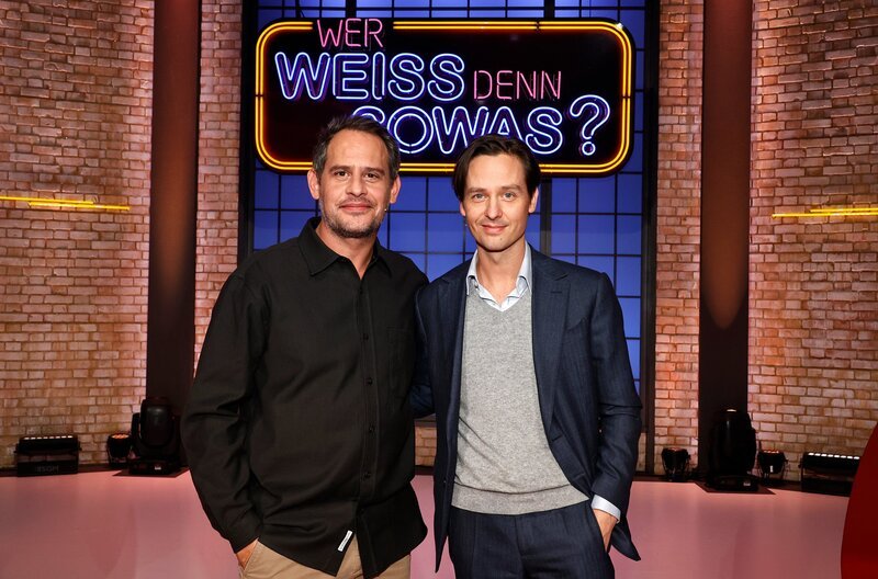 Treten bei „Wer weiß denn sowas?“ als Kandidaten gegeneinander an: Der Schauspieler Moritz Bleibtreu (l.) und der Schauspieler Tom Schilling (r.). – Bild: ARD/​Morris Mac Matzen