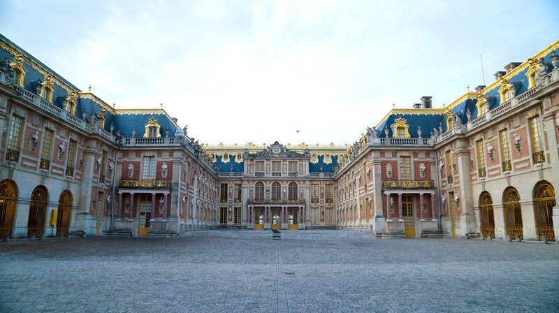 Blick auf den „Cour de Marbre“ von Schloss Versailles in Richtung der Königsgemächer Ludwigs XIV. – Bild: phoenix/​ZDF/​Jörg Adams