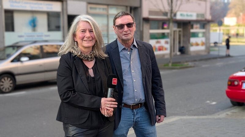 Für Radio Hagen unterwegs: Cordula Aßmann und Ralf Schaepe berichten über die Entwicklungen in ihrer Stadt. – Bild: Yannick Schmeil /​ Real&Fiction /​ ZDF