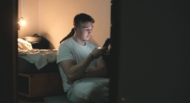 Merlin (17) hat mit acht Jahren sein erstes Handy bekommen. Mit neun Jahren hat er zum ersten Mal einen Porno gesehen. – Bild: ZDF