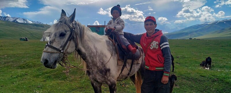 Atabek Turdakunov und sein achtjähriger Sohn. – Bild: 3sat