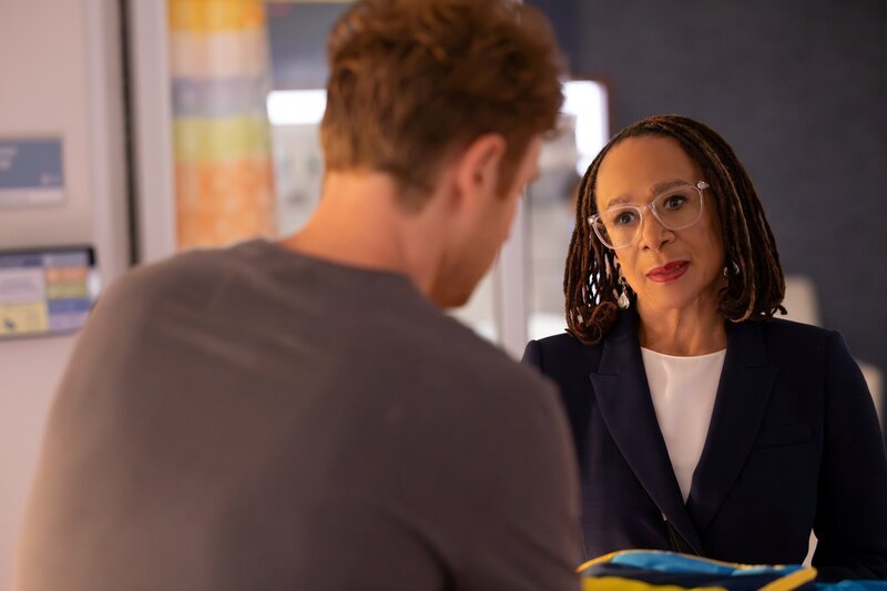 CHICAGO MED -- „Horseshoes and Hand Grenades“ Episode 1103 -- Pictured: S. Epatha Merkerson as Sharon Goodwin -- (Photo by: George Burns Jr/​NBC) – Bild: NBC /​ Universal Television LLC /​ George Burns Jr