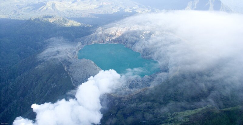 Der Krater des indonesischen Vulkans Ijen ist gefüllt mit säurehaltigem türkisen Wasser. Ost Java, Indonesien. – Bild: TVNOW/​ Terra Mater, Doug