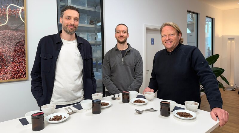Kostprobe für den Vorkoster (r.). Benedikt Heitmann (l.) und Tillman Hoheisel (m.) prüfen beim sogenannten Cupping das Ergebnis ihrer Kaffeeröstung und erklären Björn Freitag (r.) worauf sie dabei achten. – Bild: WDR/​solis TV/​Joshua Stolz