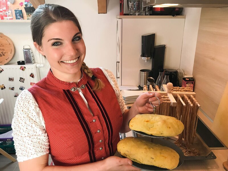 Gastgeberin Maria – Bild: TVNOW /​ ITV Studios