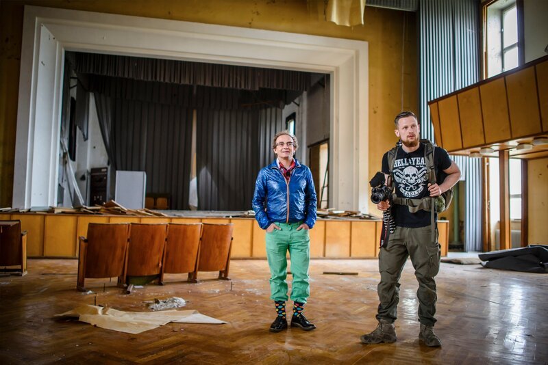 Wigald Boning and Friedrich Meinecke attend the set of the new series ‚Wigald & Fritz – Die Geschichtsjaeger‘ of the German TV channel HISTORY in Ballenstedt, Germany. – Bild: Getty Images /​ Clemens Bilan