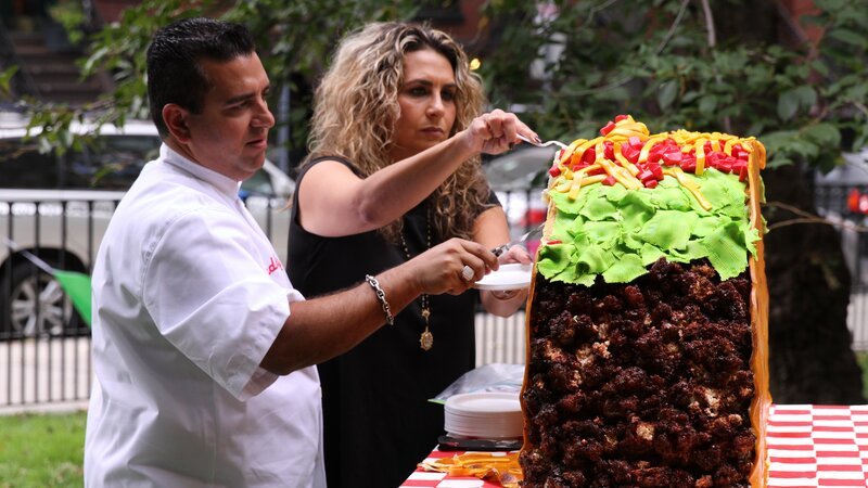 Buddy and Lisa cut into cake at Taco delivery. – Bild: International Networks /​ Photobank 35787_ep1008_025.JPG /​ Discovery Communications