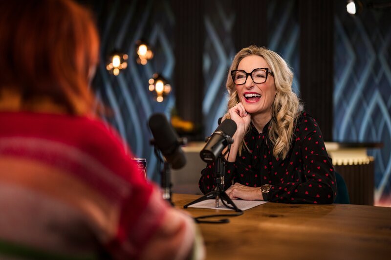 Monika Gruber (r.) und Gerti Senger während ServusTVs „Die Gruaberin – Vodcast“ in Salzburg, Österreich am 22. Januar 2026. – Bild: ServusTV /​ Sebastian Marko