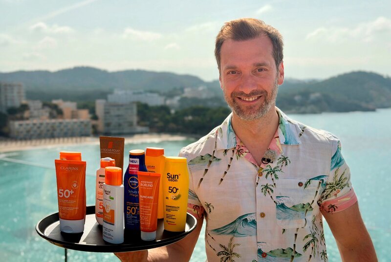 Sprühen, cremen, rollen – und das am besten 365 Tage im Jahr? Der Markt für Sonnencremes wurde in den vergangenen Jahren regelrecht geflutet mit Produkten, die alle unterschiedliche Versprechungen machen. Gleichzeitig gibt die deutsche Krebshilfe an, dass in Deutschland jedes Jahr mehr als 350.000 Menschen an Hautkrebs erkranken. Daniel Aßmann kämpft sich durch den Sonnenschutz-Dschungel und stellt die entscheidende Frage: Wie viel muss guter Sonnenschutz wirklich kosten? Außerdem möchte er u.a. herausfinden, ob das Discounterprodukt vielleicht mehr kann als das Markenprodukt. – Bild: WDR /​ Bavaria Entertainment GmbH /​ Paul Bogdanski