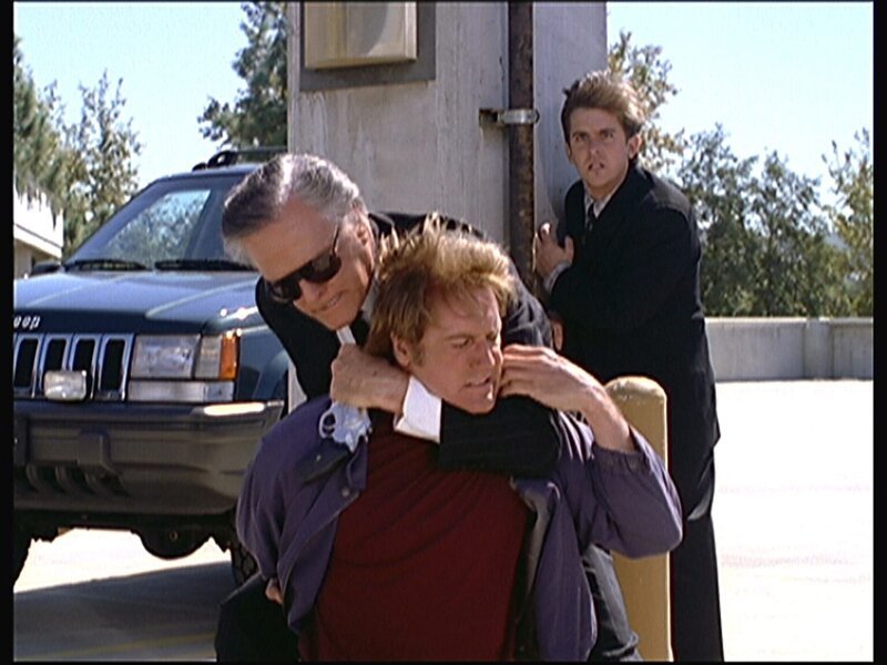 Dane Travis (Robert Culp, l.) glaubt, dass Steve (Barry Van Dyke, M.) der unbekannte Attentäter ist. Doch Jesse (Charlie Schlatter, r.) weiß, dass dies nicht stimmt. – Bild: Viacom Lizenzbild frei