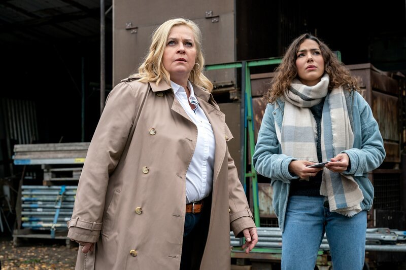 Für Dagmar Schnee (Petra Kleiner, l.) und Kim Nowak (Amy Mußul, r.) beginnt ein Wettlauf mit der Zeit, denn Ina ist ein zweites Mal verschwunden. – Bild: Uwe Frauendorf /​ ZDF