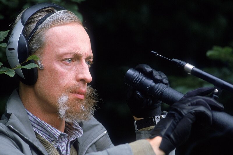 Georg Busch (Wilfried Hochholdinger) alias „Mister Radio“ verübt mit selbst gebastelten Bomben Anschläge auf die Pipelines des Mineralölkonzerns Accon. – Bild: RTLplus