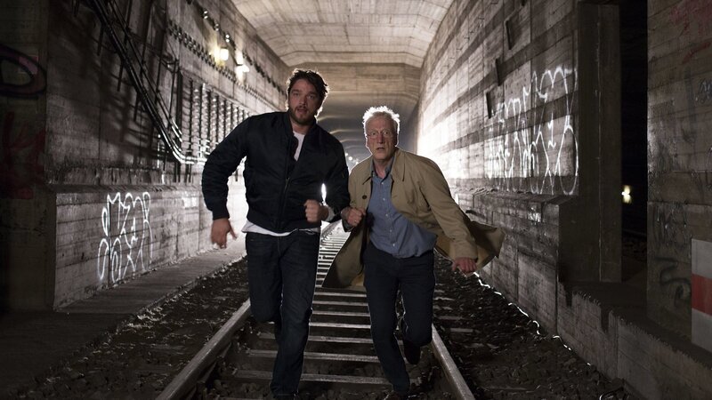 v.l.n.r.: Georg Dengler (Ronald Zehrfeld), Dr. Bernhard Voss (Ernst Stötzner) – Bild: ZDF/​Julia von Vietinghoff