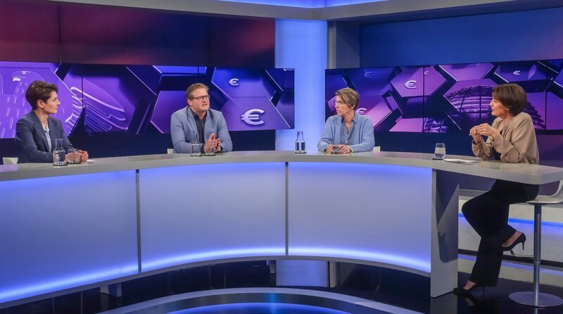 Zu Gast bei Moderatorin Sandra Maischberger: v.l.n.r. Anna Lehmann (taz-Journalistin), Michael Bröcker (Chefredakteur von Table.Briefings) und Bettina Böttinger (Moderatorin). – Bild: WDR/​Oliver Ziebe