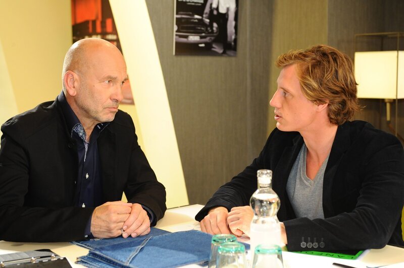 Haben einiges zu klären: Bruno (K. Dieter Klebsch, l.) und Tom (Patrick Kalupa, r.) … – Bild: SAT.1 /​ Oliver Ziebe
