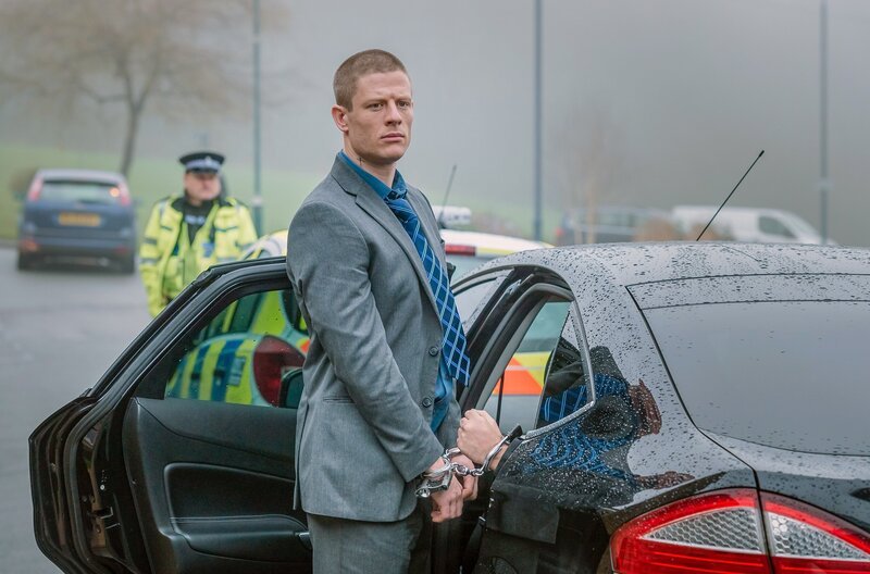 Tommy (James Norton, Mi.) erhält die Möglichkeit, an der Beerdigung seiner Mutter teilzunehmen – doch auch Catherine erscheint und bringt ihn aus der Fassung. – Bild: Ben Blackall/​Red Production Company