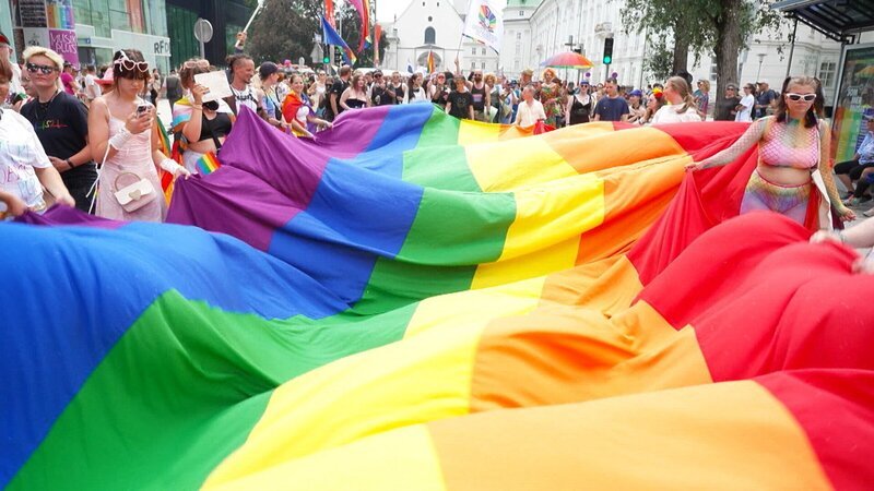 Der Regenbogen ist das Zeichen der Community, er steht für Diversität. – Bild: 3sat