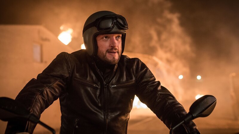 Georg Dengler (Ronald Zehrfeld) unterwegs mit seinem Motorrad. – Bild: 3sat