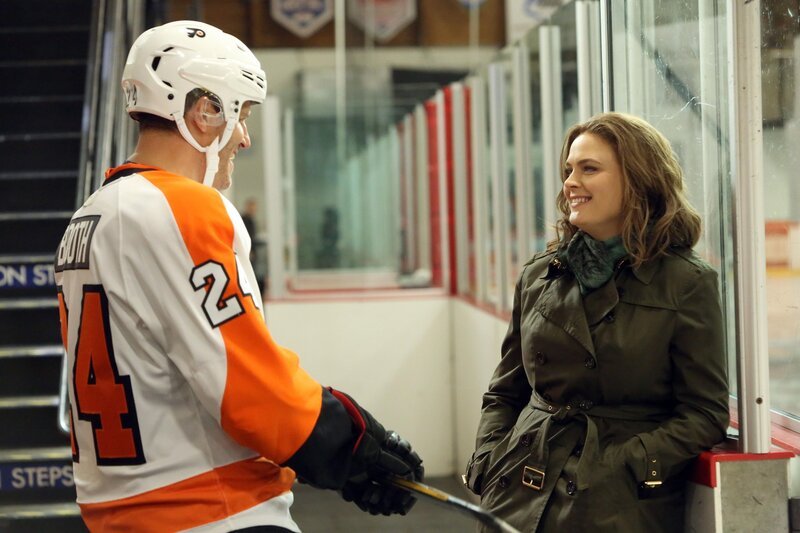 Booth (David Boreanaz) muss sein Talent als Eishockeyspieler beweisen. Brennan (Emily Deschanel) freut sich über diese abwechslungsreiche Unterhaltung während der Ermittlungen. – Bild: ATV2